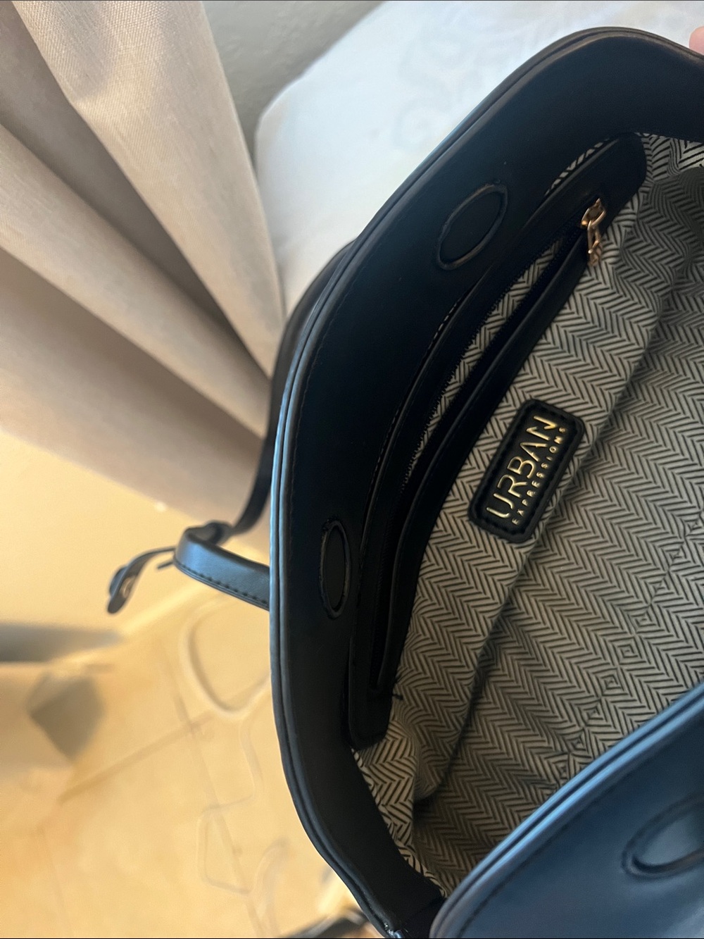 Black Wide Minimalist Shoulder Bag - Picture 4 of 6